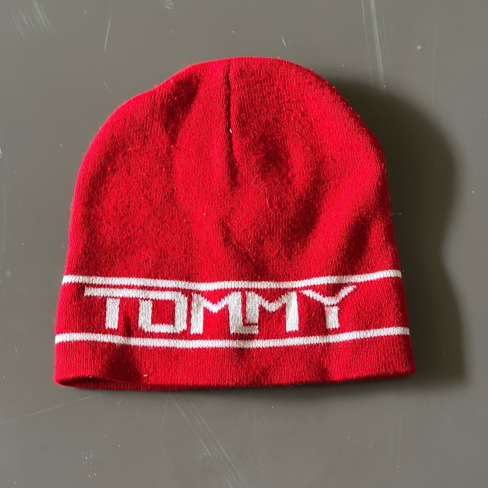 Red Tommy sport cuff beanie.